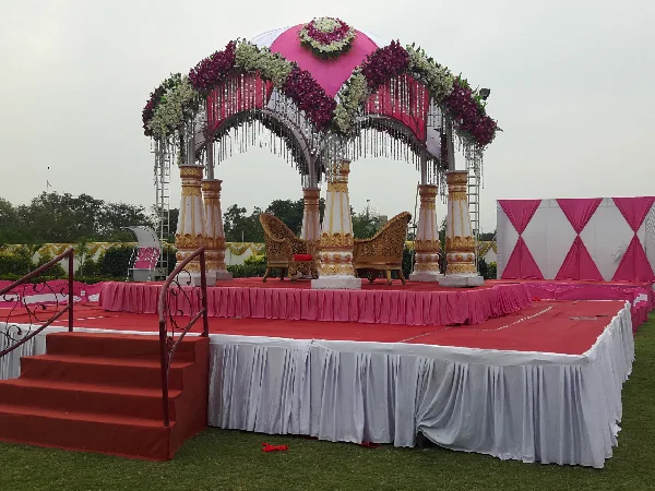 Mandap: Circular floral canopy; pink-white blooms; red carpet